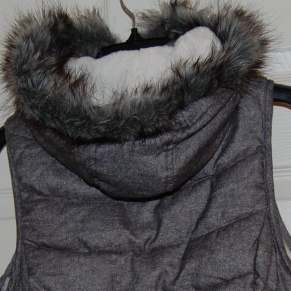 Green Tea Puffer Vest, Faux Fur Lined, Hooded, Zip Pockets, Gray, Size S - Picture 7 of 12